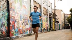 person running wearing sustainable men's active shirts