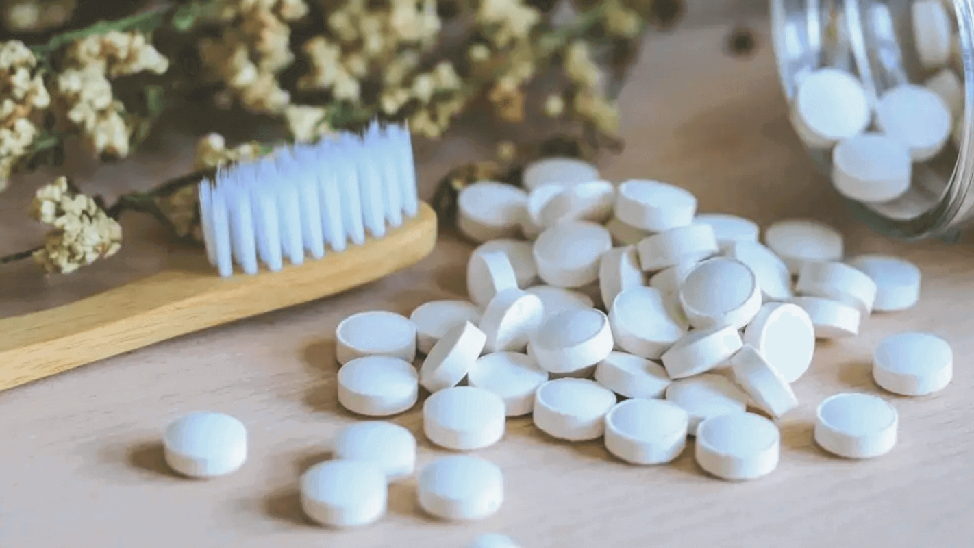 Clean, no-plastic, eco friendly toothpaste tablet