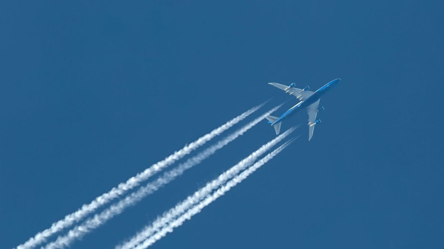 Airplane white lines, Contrails