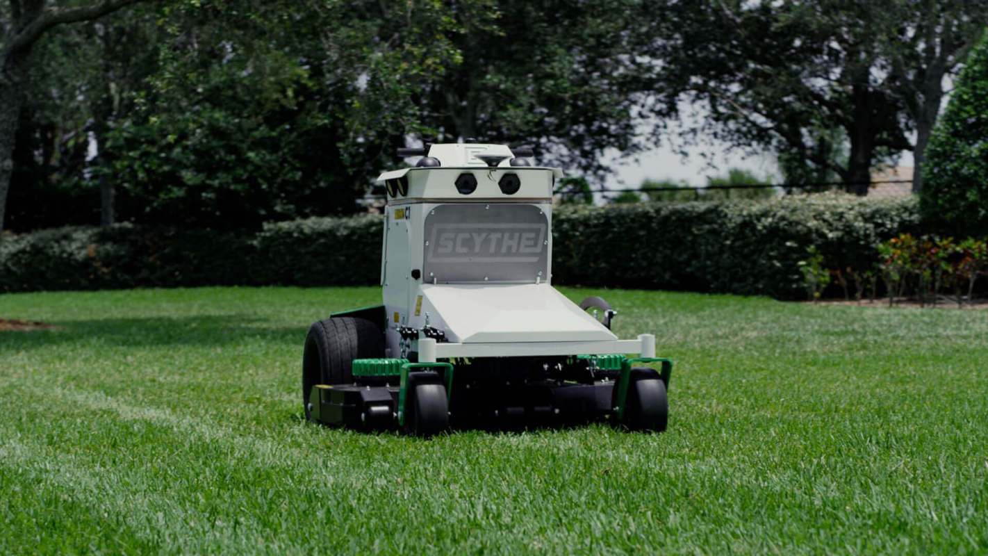Scythe mower, electric lawnmowing robot