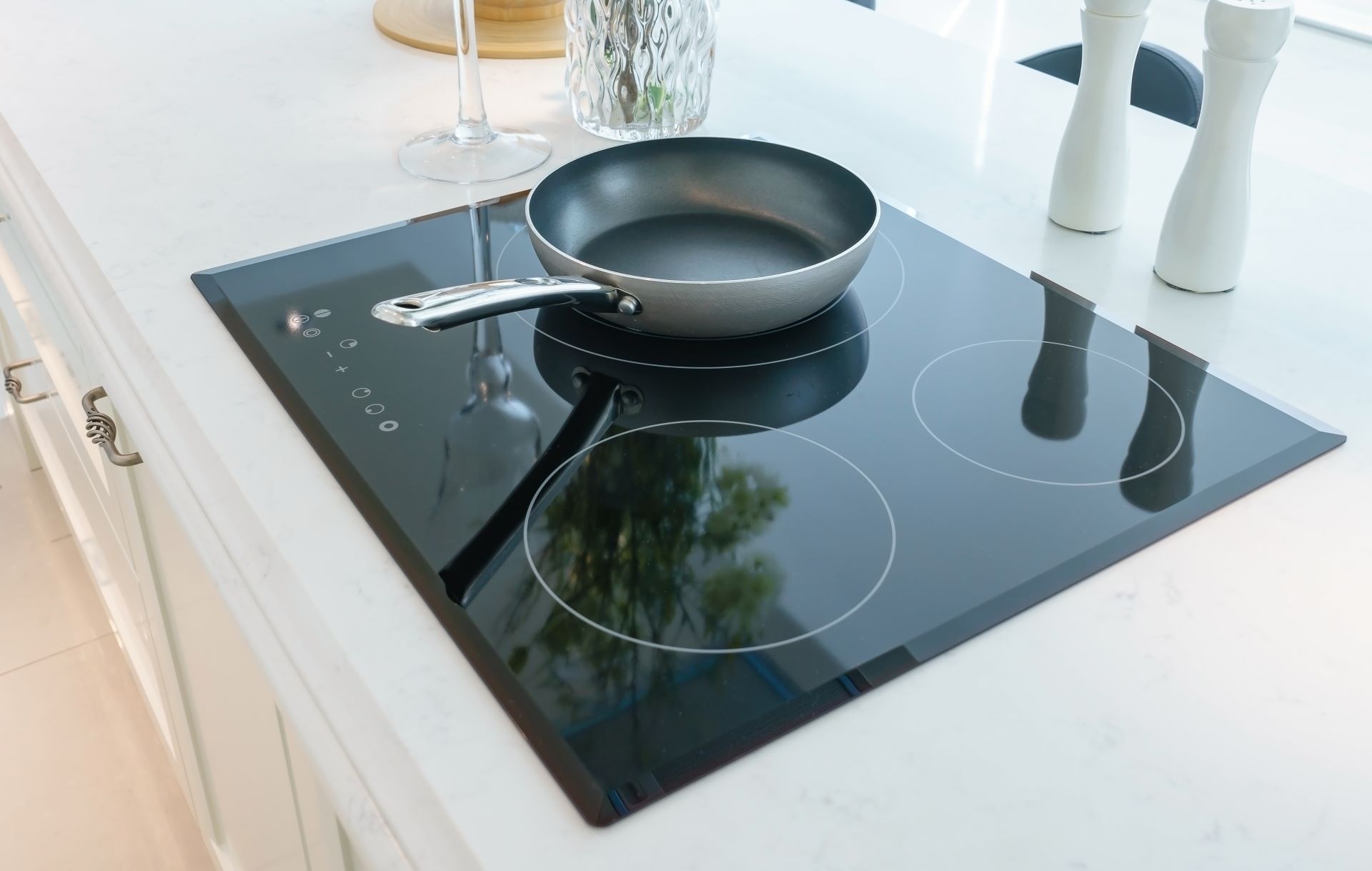 Samsung's New Smart Induction Cooktop Helps Families Save Energy