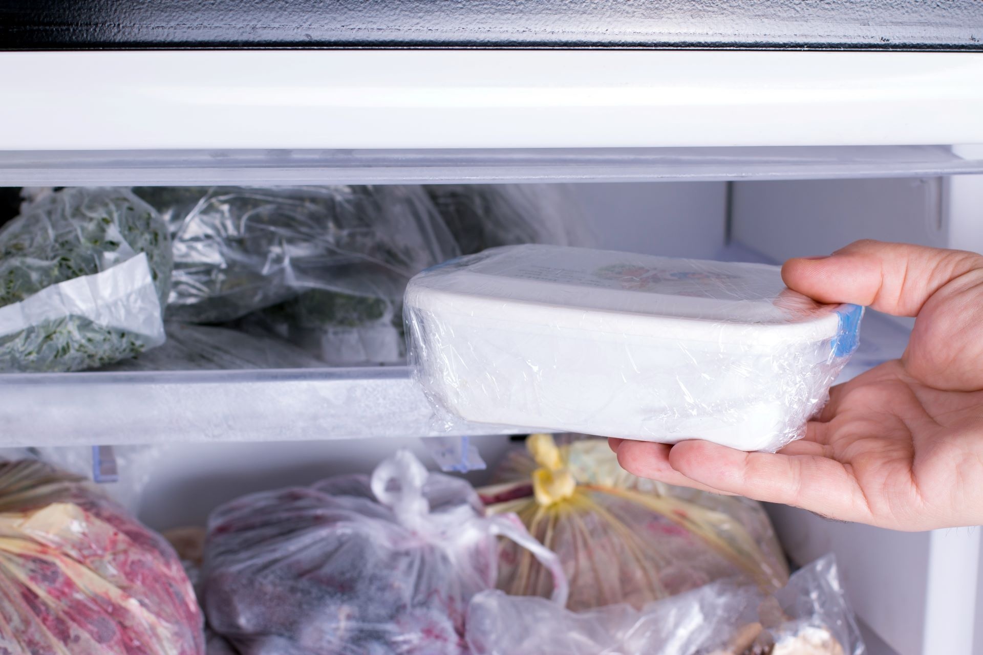 Работа заморозке. Хранение в морозилке. Заморозка в морозильник. Хранение замороженных продуктов в морозилке. Торт в морозилке.