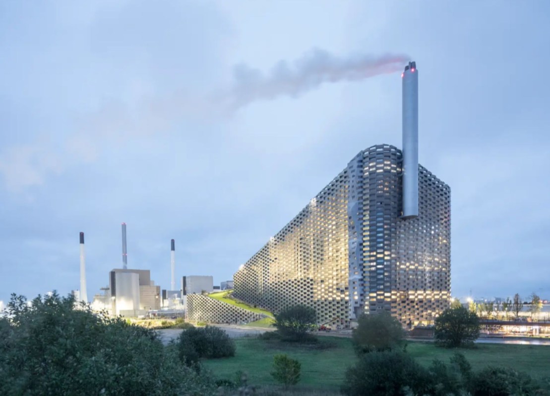 CopenHill power plant with ski slope roof