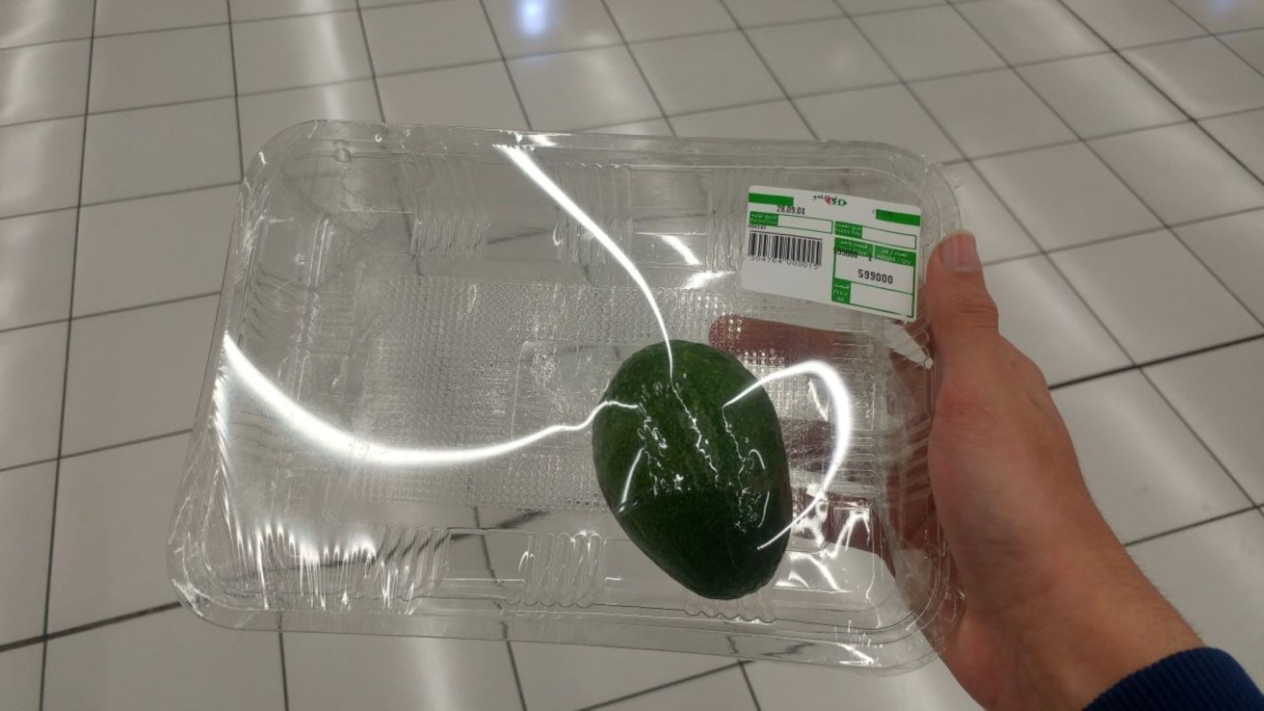Single-use plastic packaging for avocados