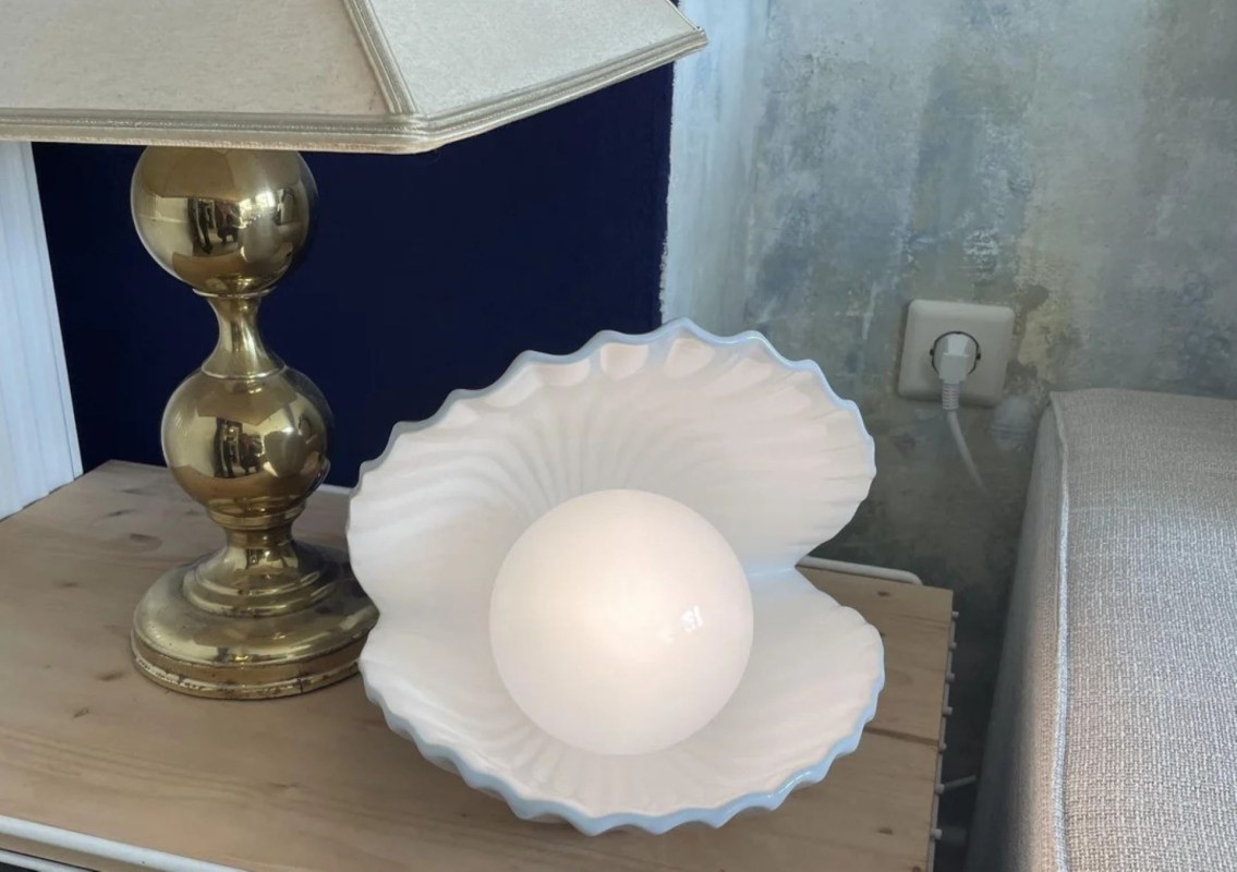 Vintage Clamshell-shaped lamp