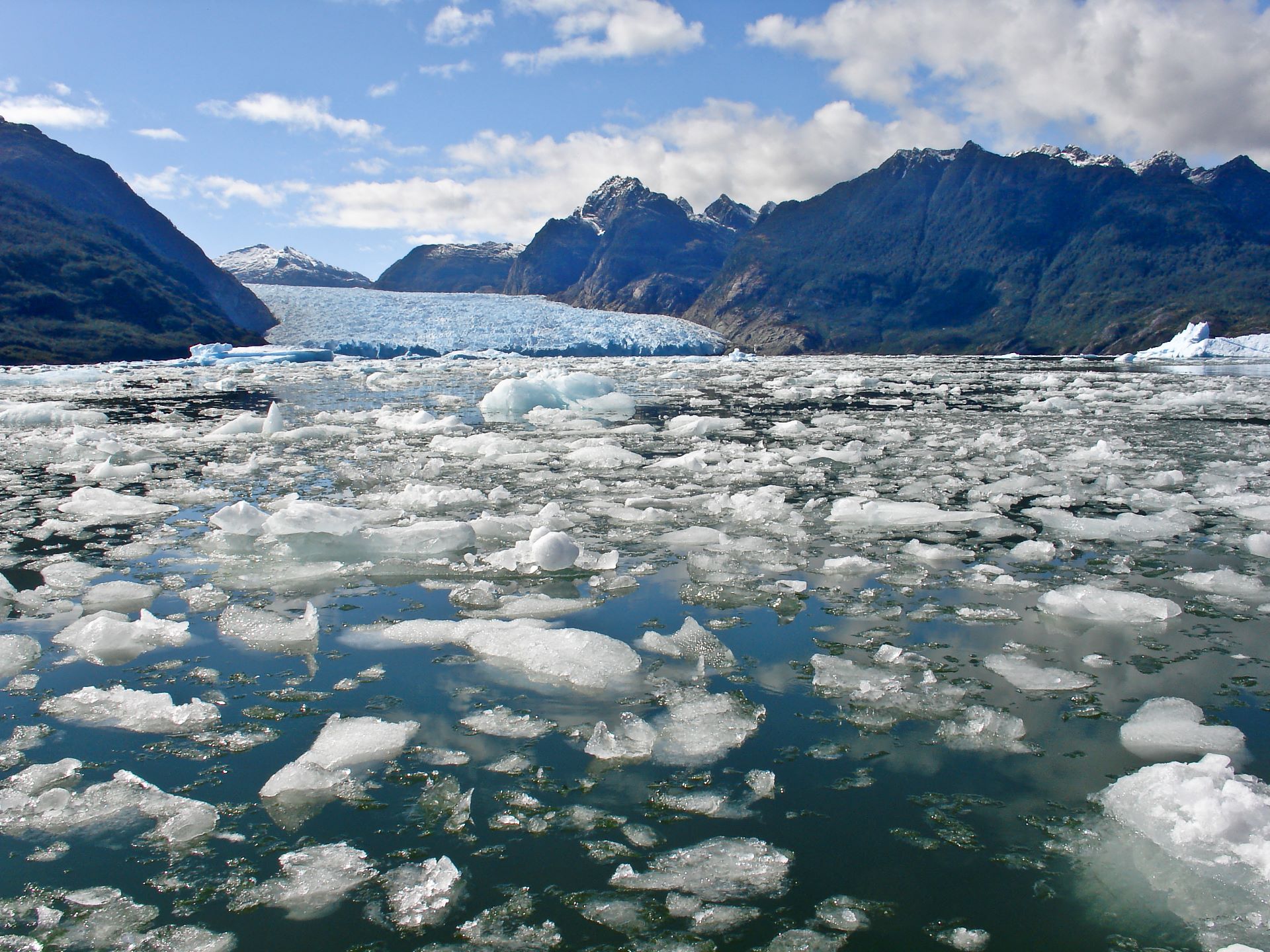 Melt rates in the kilometer-size grounding zone of Petermann Glacier,  Greenland, before and during a retreat