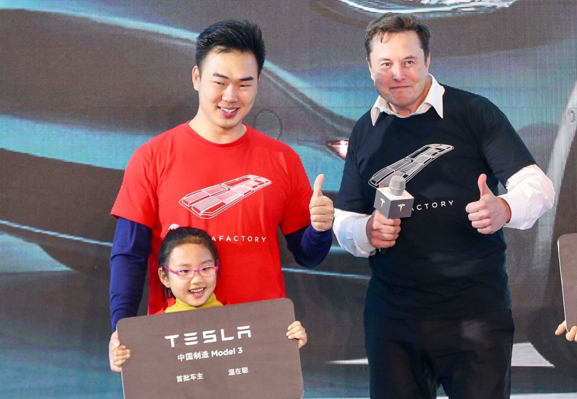 Elon Musk visits China to tour 'Gigafactory'