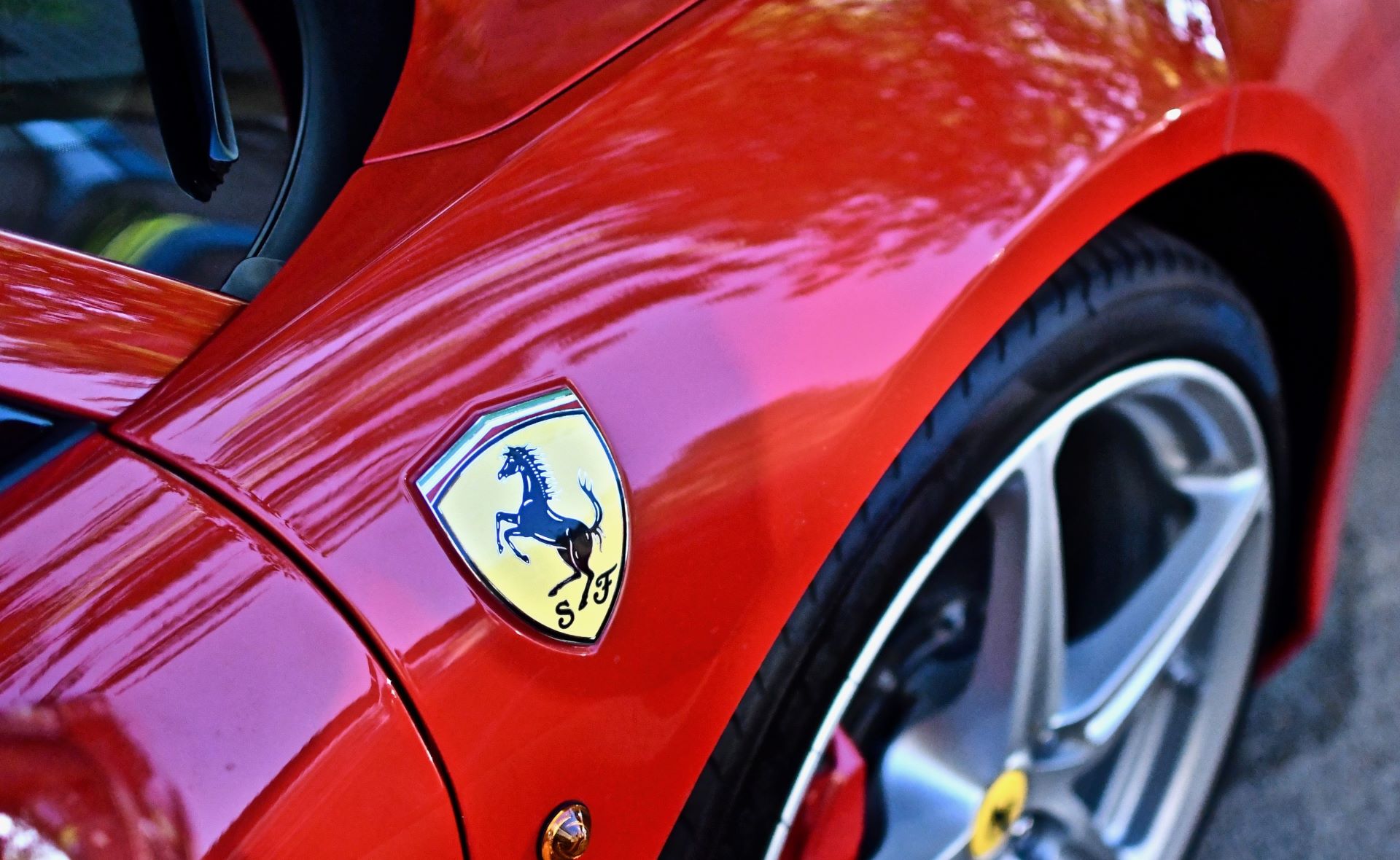 La Ferrari abbraccia l’energia pulita in più di un modo