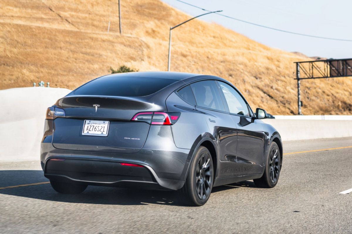 Tesla drivers cause uproar with the unconventional way they charged their Model Y in public