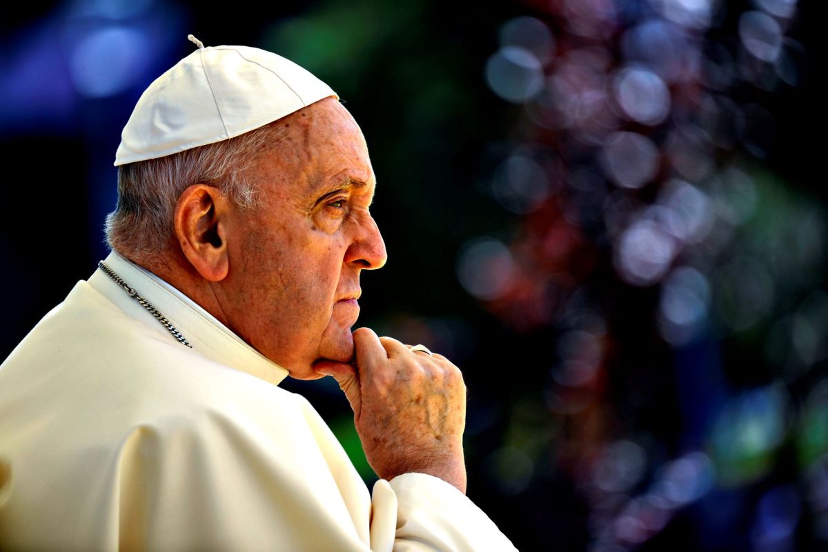 Pope Francis warns that Earth is facing an 'urgent' crisis that must be dealt with immediately