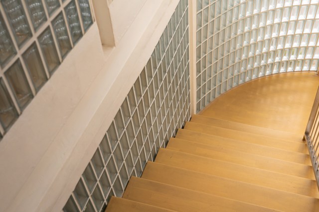 "[It] is suitable for applications in which there are simultaneous requirements for high daylight penetration, glare protection and privacy protection, such as in offices, libraries and museums."