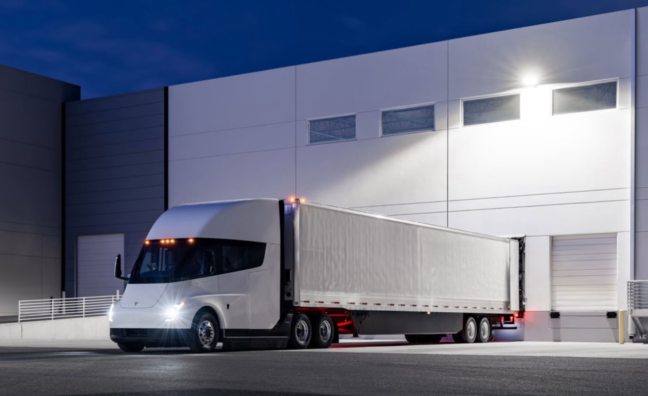 Tesla engineer gives rare update on electric Semi truck program as new ...