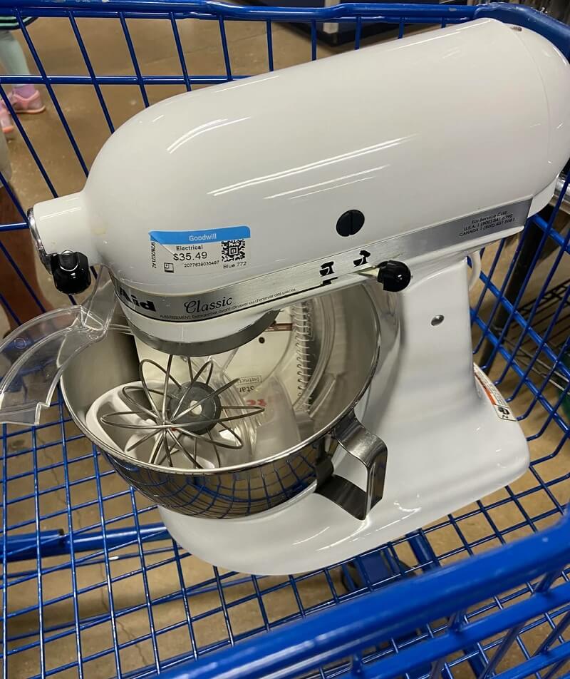 "Came with 3 mixers, a shield, the bowl and the manual/warranty card."