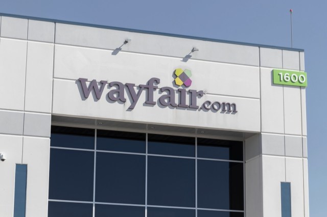 A shopper who ordered a pair of oven mitts from Wayfair received their kitchen accessories in packaging that could have housed a small appliance.