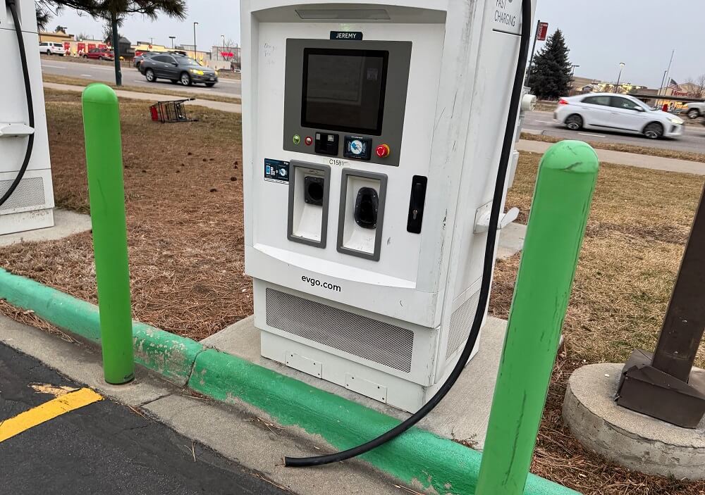 Driver shares photo of appalling scene at local EV charging station ...