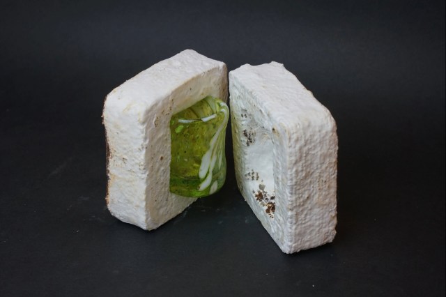 The invention could replace plastic packaging and single-use products.