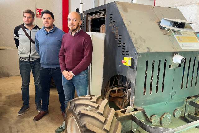 "It features two independent self-leveling axles with steerable wheels."