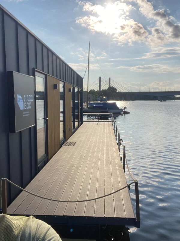 Homeowner shows off stunning photos of their modern floating office on ...