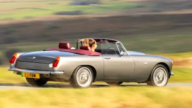 Car experts have favorable views of the upcoming roadster.