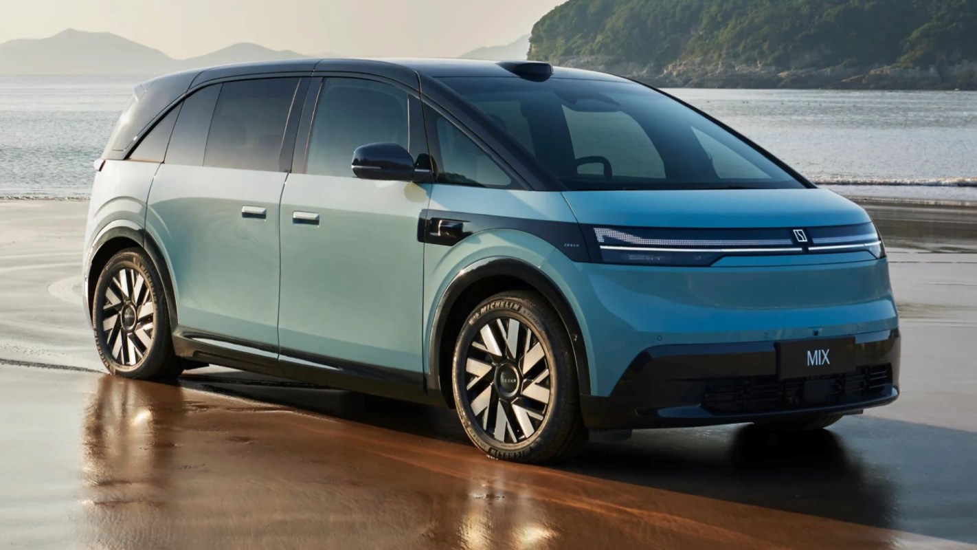 Car reviewer reveals head-turning Chinese EV set to rival the new Volkswagen van: 'You never see anything like that'