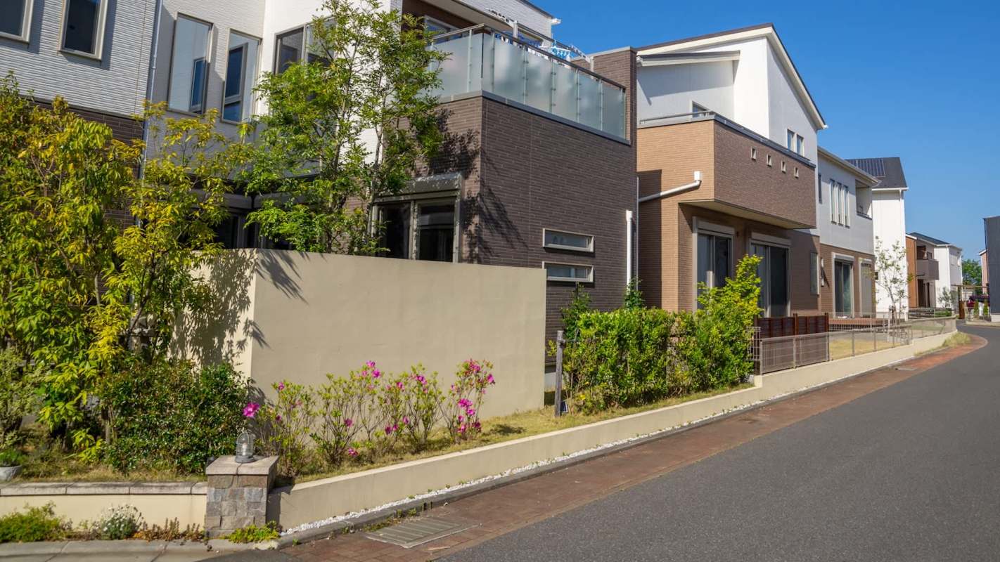 "It is a narrow piece of roadway."