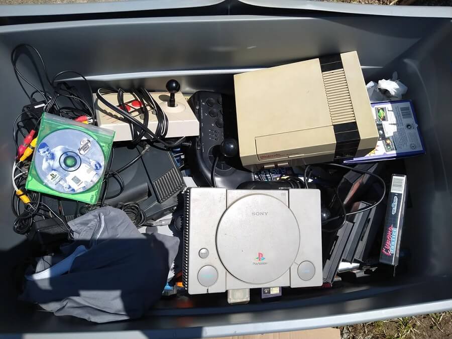 Passerby stunned after finding 'treasure' in dumpster in rich