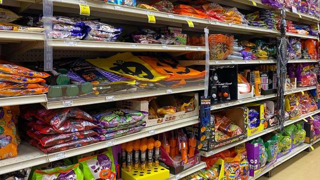 Companies like Hershey’s, Mars, and Ferrero are quietly shrinking chocolate content. They are swapping chocolates for cheaper alternatives like cinnamon, caramel, and fruit-flavored coatings.