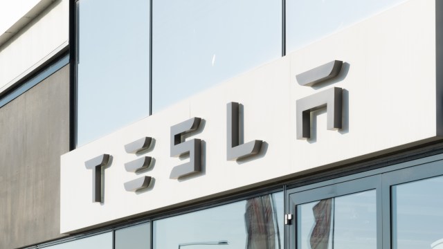 Elon Musk seems to have the confidence of both his board and the tech world back.