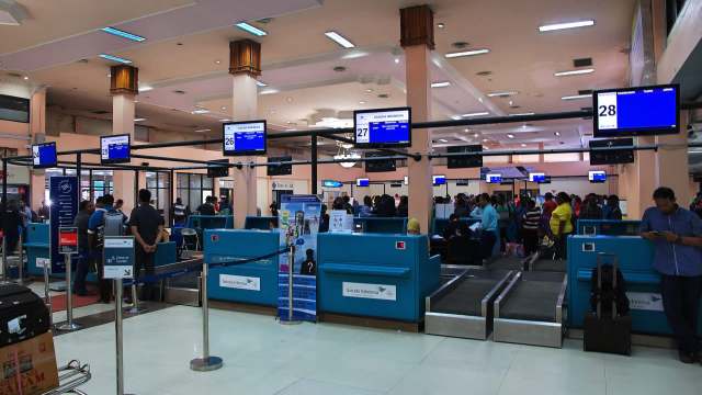 Airline personnel at Sentani Airport in Indonesia found a protected bird in the cargo after an x-ray inspection.