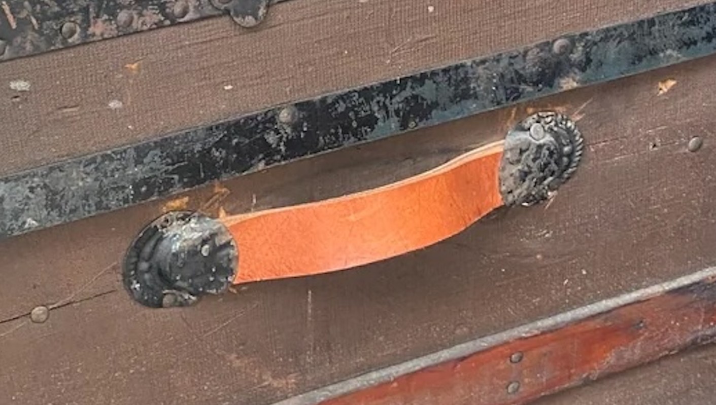 The saying “one man’s trash is another man’s treasure” proved true for a Redditor who found a stunning trunk curbside.