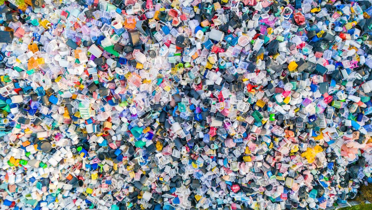 A professor at Boise State University has succeeded in producing and commercializing a new plastic polymer that offers resilience and recyclability, opening up a pathway for closed-loop recycling.