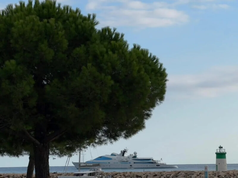 A 460-foot yacht recently anchored off the coast of Nice, and redditors didn't hold back in their criticism.