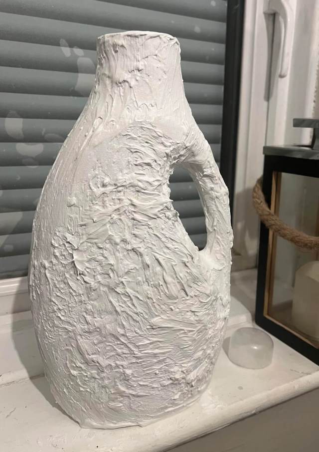 One Reddit user showed off their surprising transformation of an old plastic laundry detergent container into a chic vase.