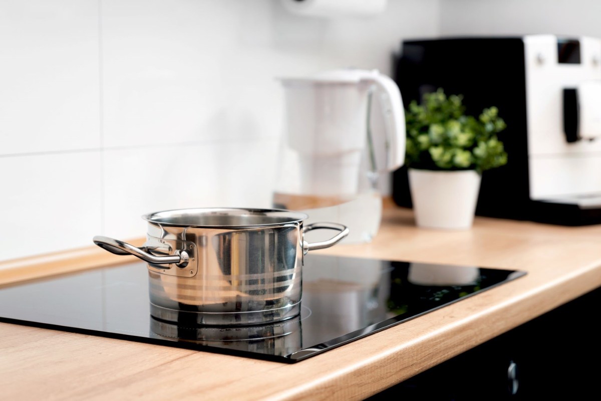 One reviewer gave the Smeg Portable Induction Cooktop a rating of four stars out of five and listed more pros than cons for the eco-friendly cooking device.