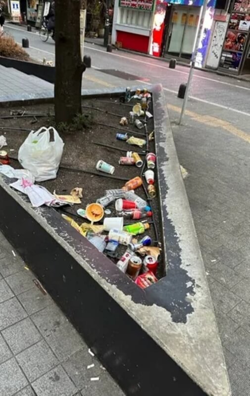 Pedestrian shares photo of concerning scene on city street: 'Really ...