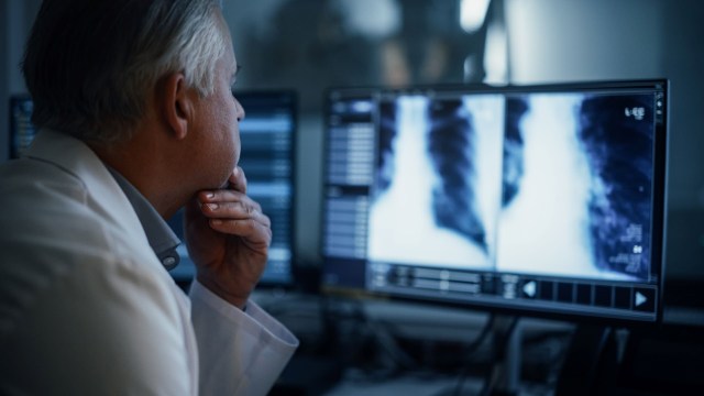 Smoke from wildfires changes certain fat molecules in lung tissue, which may trigger inflammation and increase cancer risks.