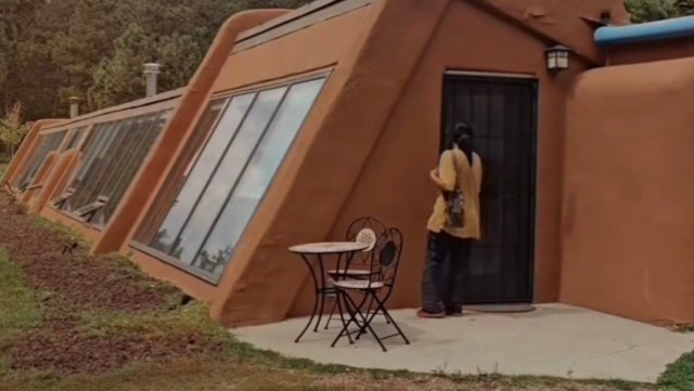 Arianna wrote in the caption, "Here's how we keep our off-grid earth home cool in these hot months!"