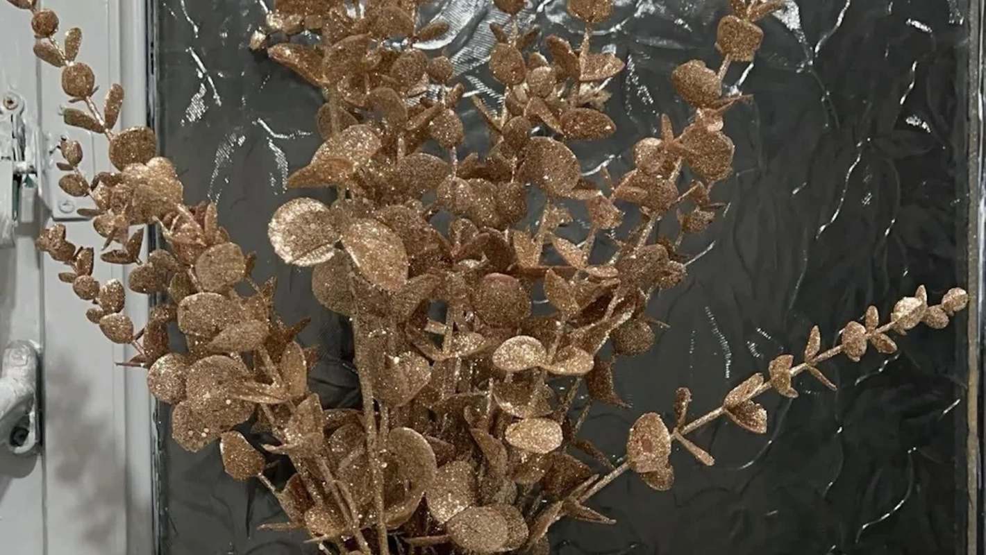 One Reddit user showed off their surprising transformation of an old plastic laundry detergent container into a chic vase.