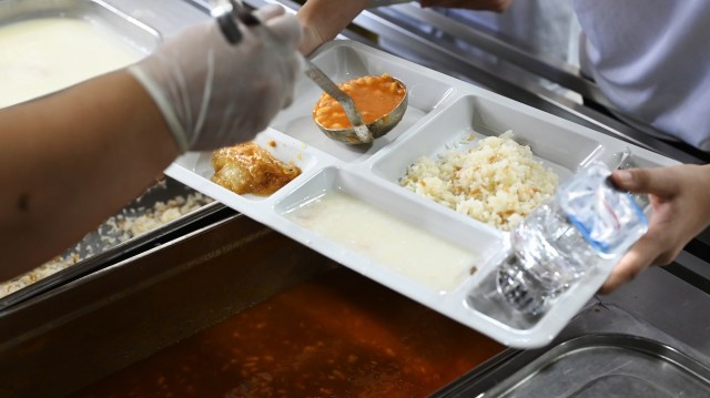 Kalamazoo Public Schools in Michigan is taking a stand for environmental friendliness by switching from Styrofoam lunch trays to biodegradable ones.