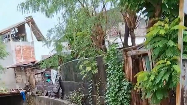 Sometimes it's hard to envision exactly how much trash makes its way into rivers and oceans. Then, along comes this Redditor with a video that leaves little to the imagination.