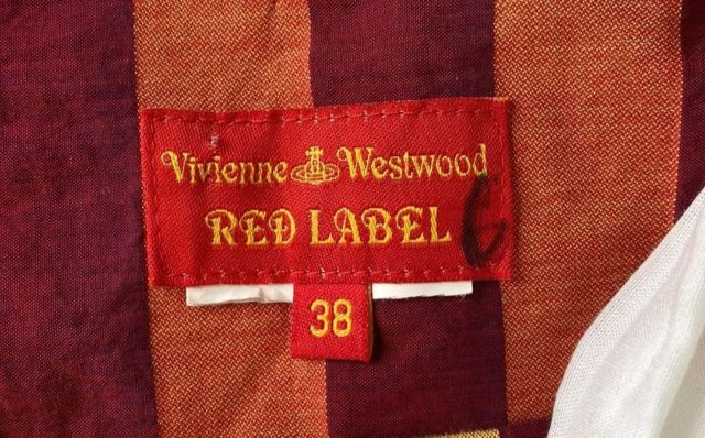 An astounding thrift-store purchase has inspired thousands of Reddit users, as a thrifter showcased their glorious '90s vintage Vivienne Westwood top.