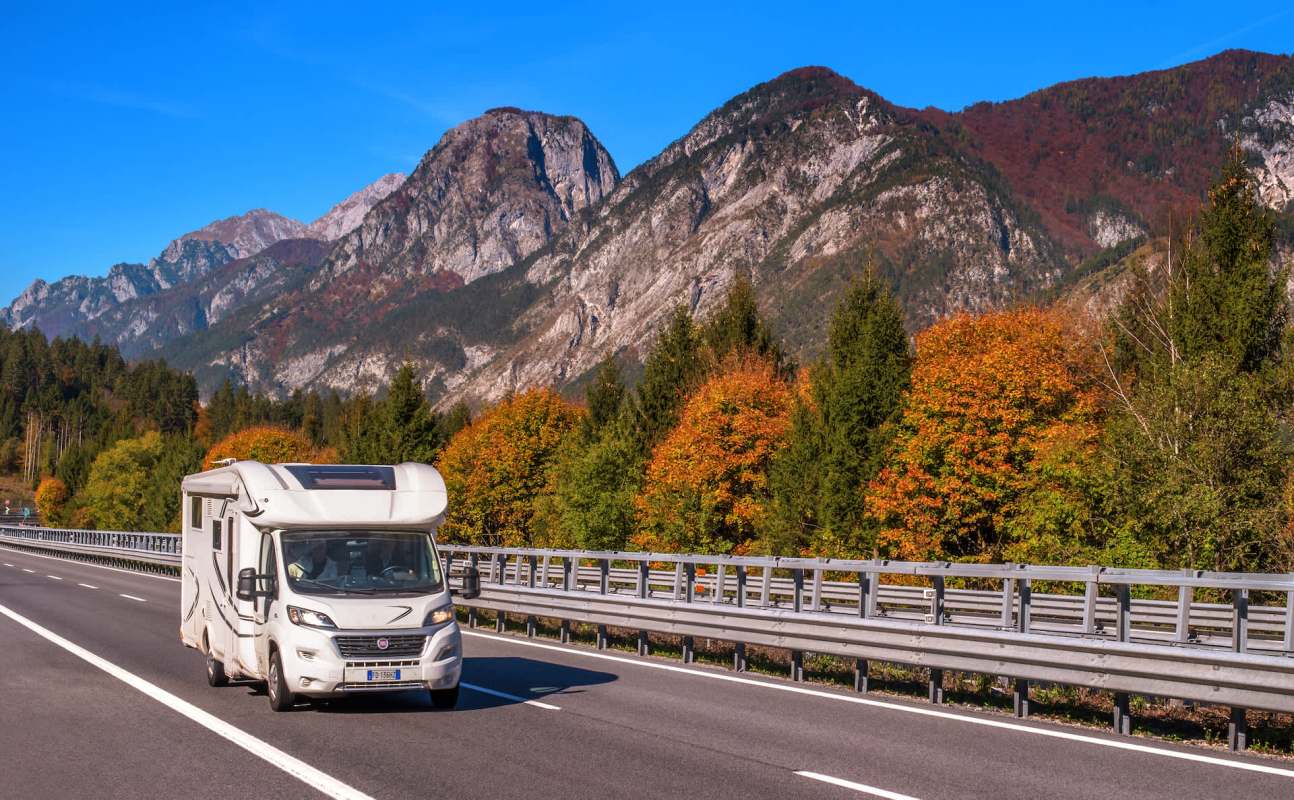 This awesome tiny home's living setup is powered by 500 watts of solar power, which is great for the environment.