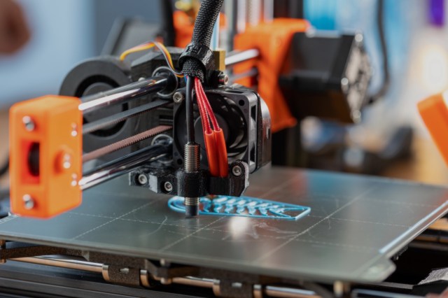 A university team found a way to turn 3D-printing waste into reusable sheets, reducing plastic waste and promoting a more circular economy.