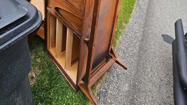 One Reddit user made a ridiculously lucky trash find—saving an expensive 1960s Broyhill dresser from the garbage.