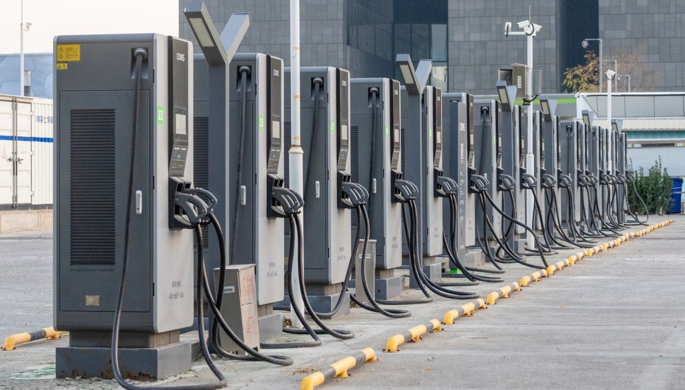 Google and Electrify America have teamed up to provide electric vehicle drivers with real-time data about their charging options.