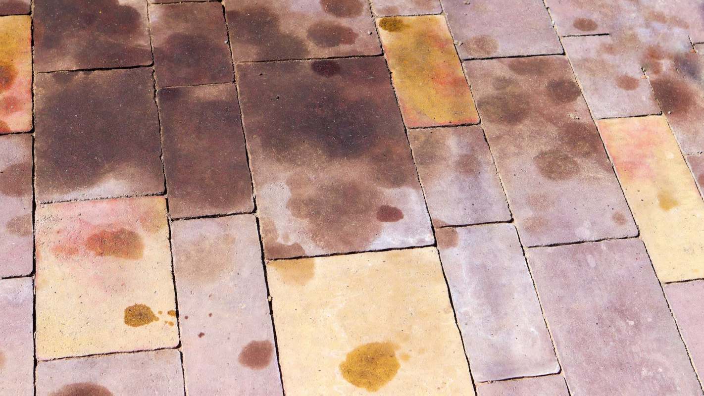 A Redditor questioned whether their HOA was in the right with a violation notice and a demand to clean their sidewalk.