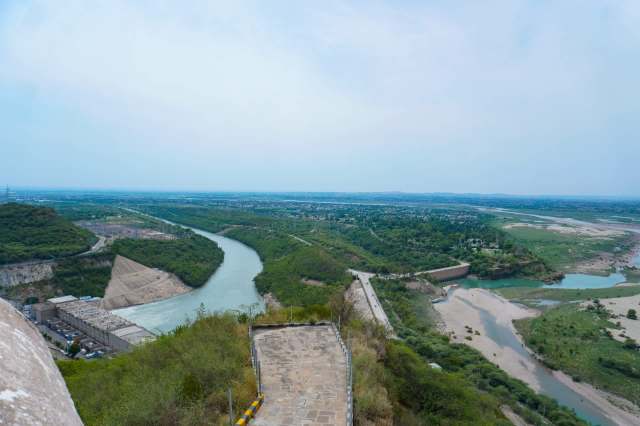 Recent inclement weather has brought new life to Pakistan's largest reservoir, the Mangla Dam.