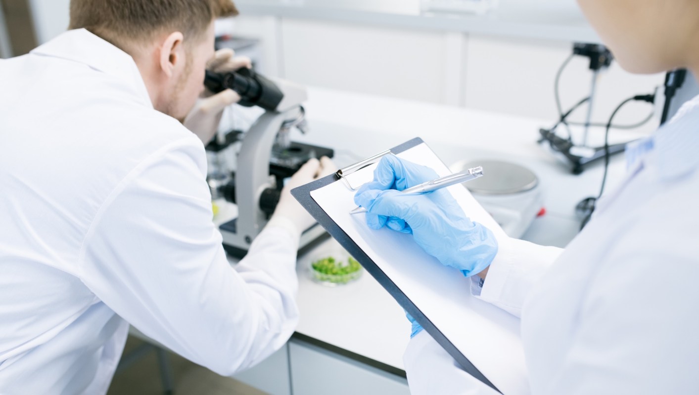 Scientists have developed a new type of ultrathin solar cell that uses a microscopic layer of patterned gold to capture and reuse sunlight more efficiently.