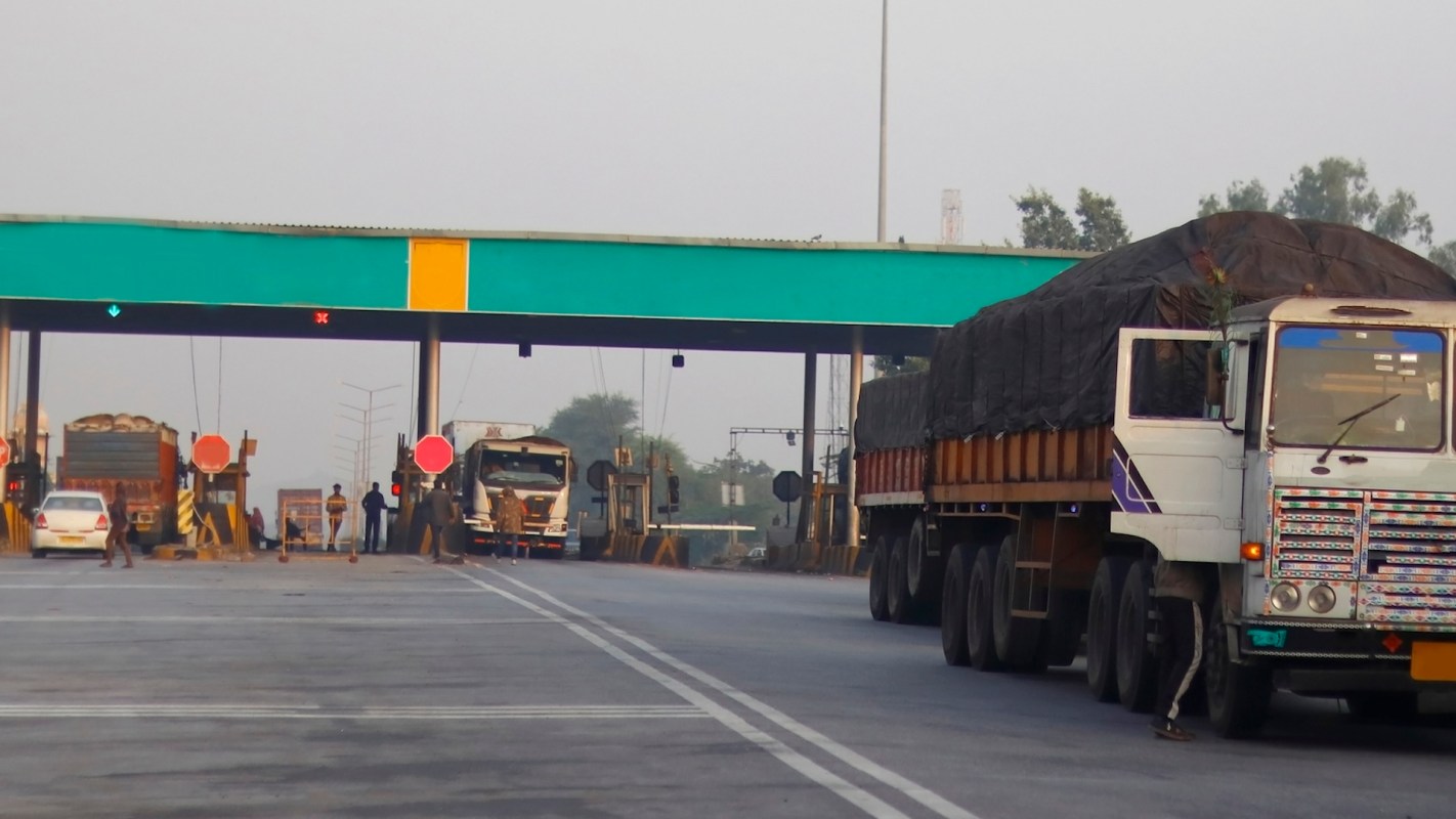 Indian authorities in Uttar Pradesh arrested suspected wildlife traffickers and recovered 650 endangered parrots in a joint operation.