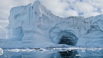 Scientists have discovered a cave in Greenland that provides evidence of a time when the Arctic ice of Greenland was fully melted.